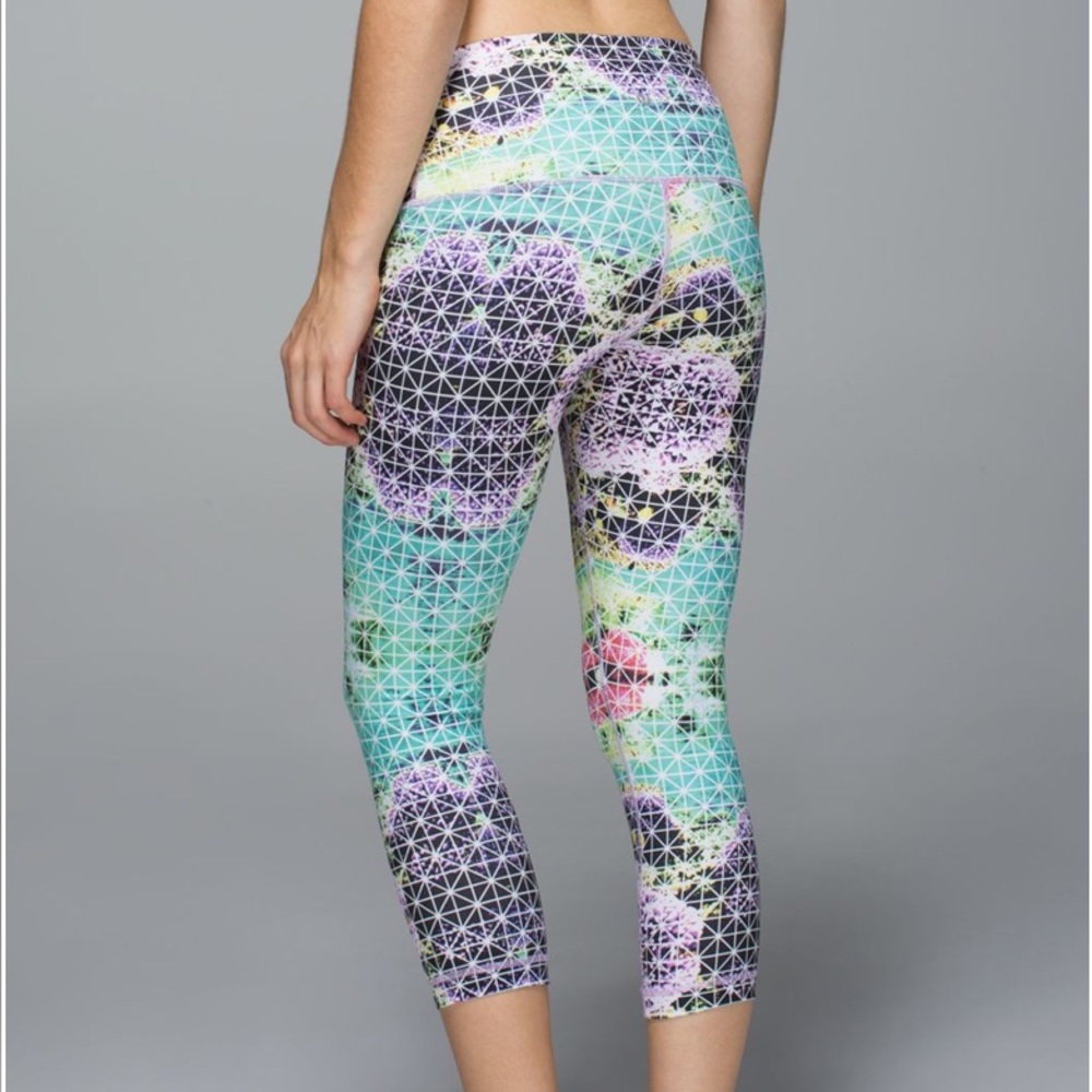 63. Lululemon Wunder Under Crop II *Full-On Luon Paradise Grid Very Green Multi - Picture 3 of 4